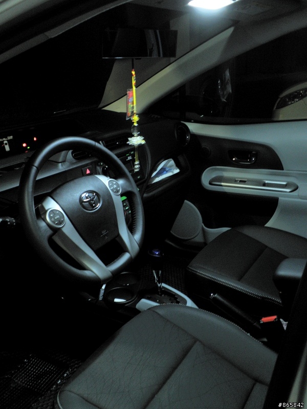 Prius C 極光銀OPEN (晚開箱)