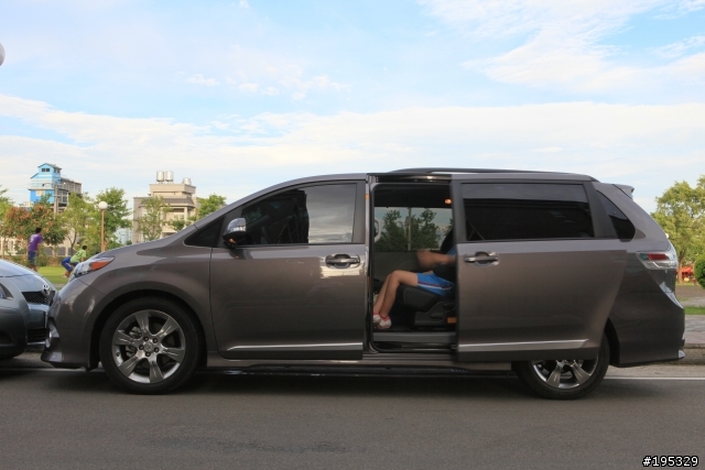 小鴨鴨尋親記 -- 幸福。移動。城堡 TOYOTA SIENNA