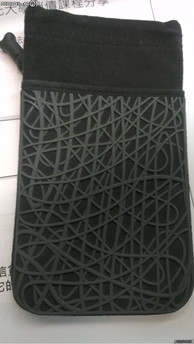 在海殼中終於找到HTC ONE X適合的殼