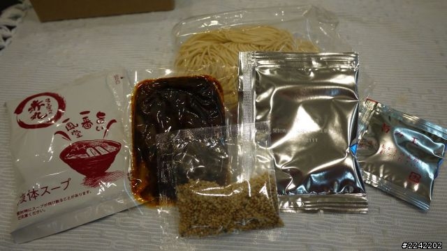 《日本\伴手禮》宵夜新選擇 ~簡單方便的 一風堂拉麵 赤丸\白丸~