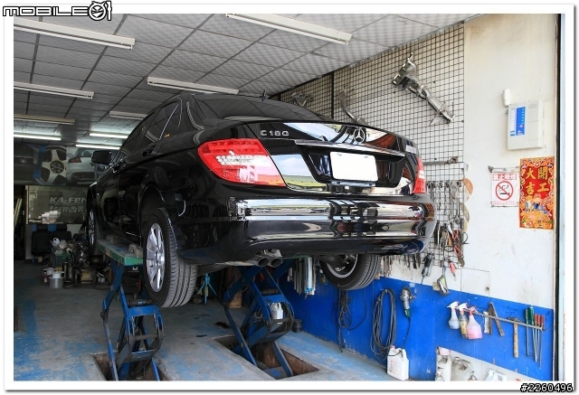 【開箱】2012年式 Benz W204 C180 黑與白--四線道開箱『圖多』