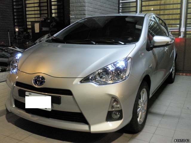 Prius C 極光銀OPEN (晚開箱)