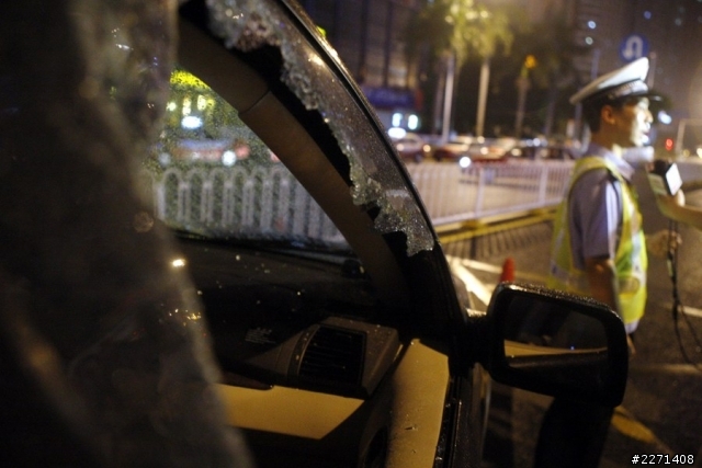 深圳寶馬男酒駕拒下車,交警砸窗強測!(圖)