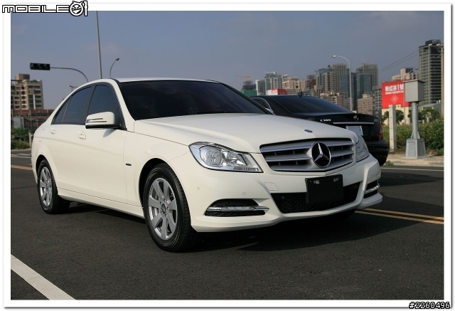 【開箱】2012年式 Benz W204 C180 黑與白--四線道開箱『圖多』