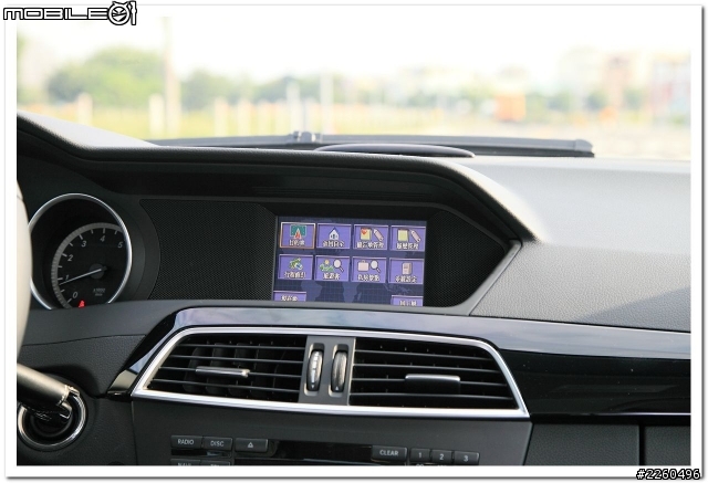 【開箱】2012年式 Benz W204 C180 黑與白--四線道開箱『圖多』