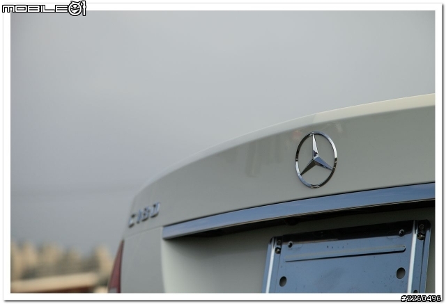 【開箱】2012年式 Benz W204 C180 黑與白--四線道開箱『圖多』