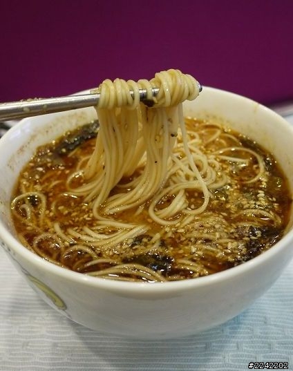 《日本\伴手禮》宵夜新選擇 ~簡單方便的 一風堂拉麵 赤丸\白丸~