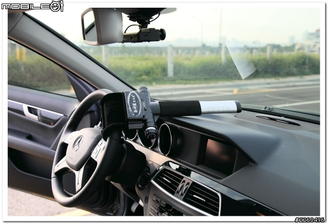 【開箱】2012年式 Benz W204 C180 黑與白--四線道開箱『圖多』