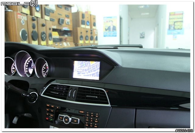 【開箱】2012年式 Benz W204 C180 黑與白--四線道開箱『圖多』