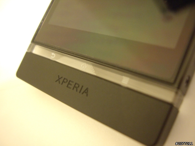 首購智慧型手機,就碰到Xperia P透明帶瑕疵...