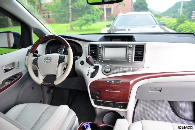 當 Toyota Sienna Limited 遇見 BMW 528 Touring(圖多)