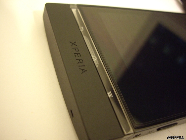 首購智慧型手機,就碰到Xperia P透明帶瑕疵...