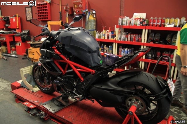 暗黑破壞神--DUCATI DIAVEL Carbon 開箱+ZARD & T-REV
