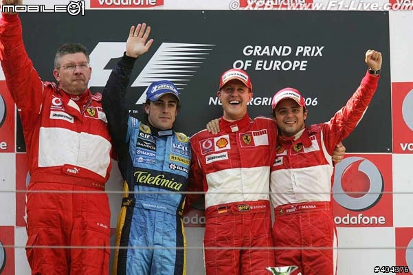 剛主持人說阿龍索 kimi 舒馬克曾在2006年的歐洲賽道上台過