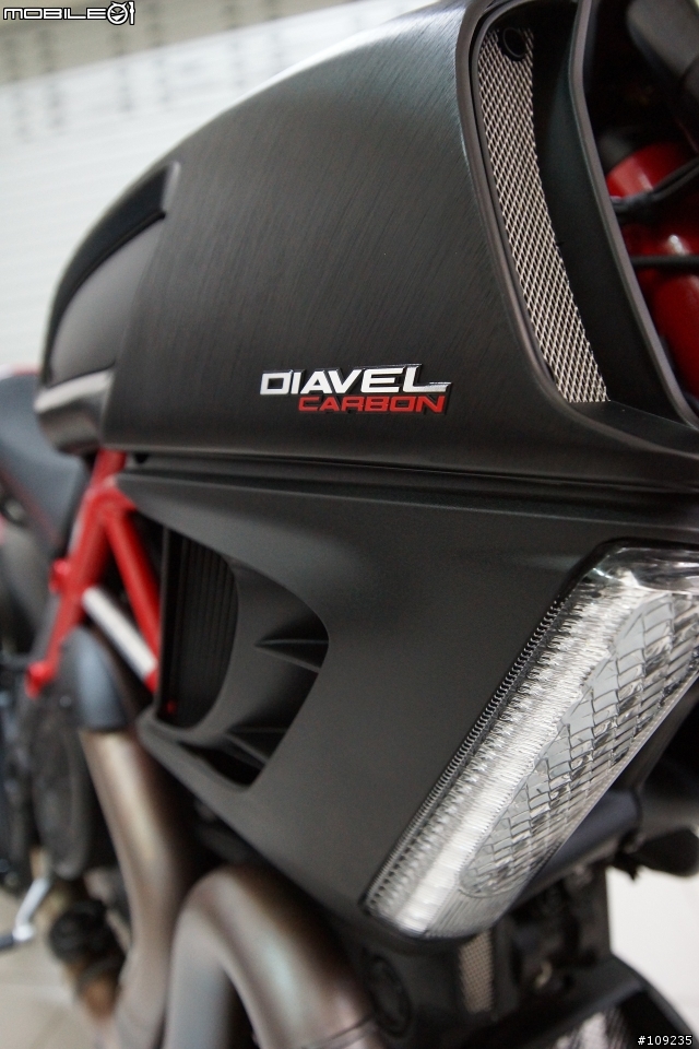 暗黑破壞神--DUCATI DIAVEL Carbon 開箱+ZARD & T-REV