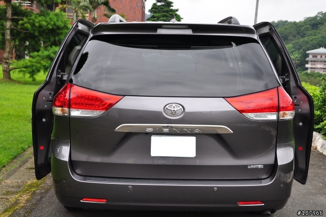 當 Toyota Sienna Limited 遇見 BMW 528 Touring(圖多)
