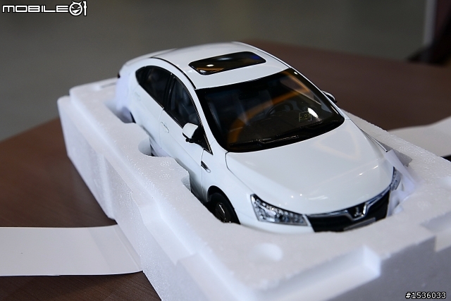兒子最棒的生日禮物:Luxgen S5大尺寸1:18模型車。