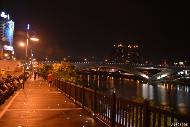 D3200 開箱文 ~ (夜景 風景 連拍..) 多種功能測試