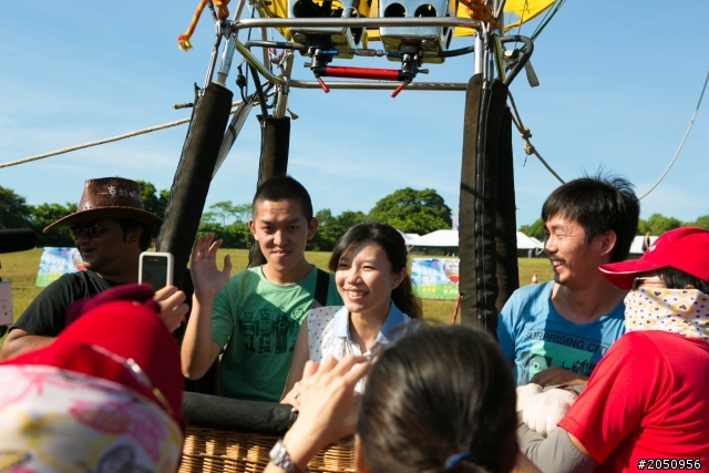 2012年7月14日求婚接圖囉~恭喜這對情侶在台東台灣熱氣球嘉年會求婚成功~~