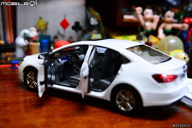 兒子最棒的生日禮物:Luxgen S5大尺寸1:18模型車。