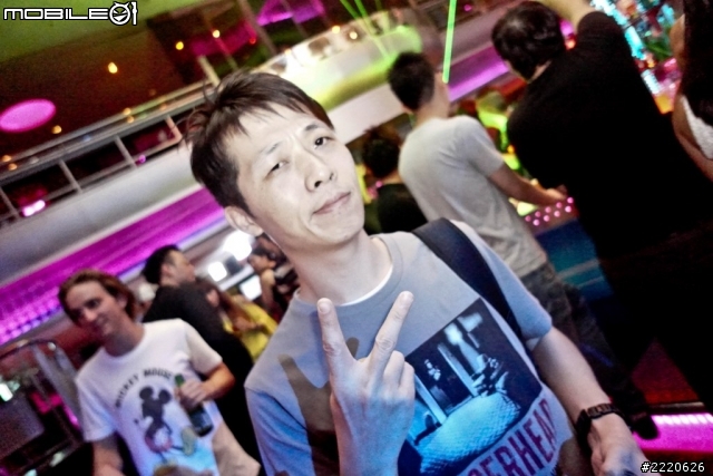 NEX7 入手嚕! 這次是...閃燈夜拍人像!!