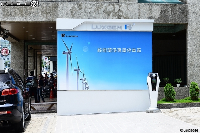 兒子最棒的生日禮物:Luxgen S5大尺寸1:18模型車。