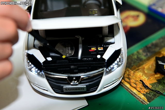 兒子最棒的生日禮物:Luxgen S5大尺寸1:18模型車。