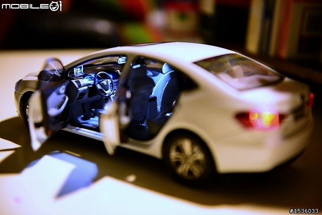 兒子最棒的生日禮物:Luxgen S5大尺寸1:18模型車。