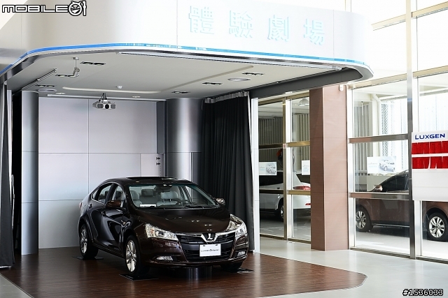 兒子最棒的生日禮物:Luxgen S5大尺寸1:18模型車。