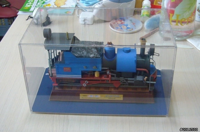 自製模型展示盒 (為了第一次做的紙模型 : 蒸汽火車)