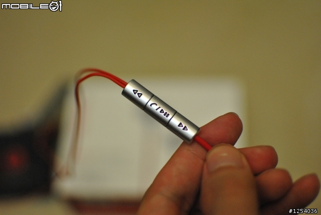 《簡易開箱》七月份買hTC One X參加【HTC One 你的音樂旅行箱】活動送的MONSTER urBeats耳機