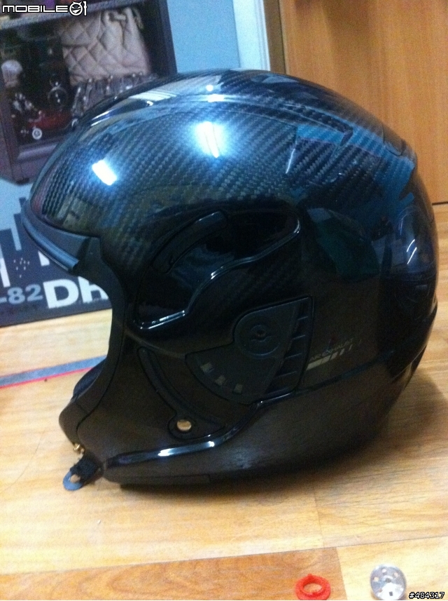 沒有箱開之開帽文 LAZER MONACO 純碳帽