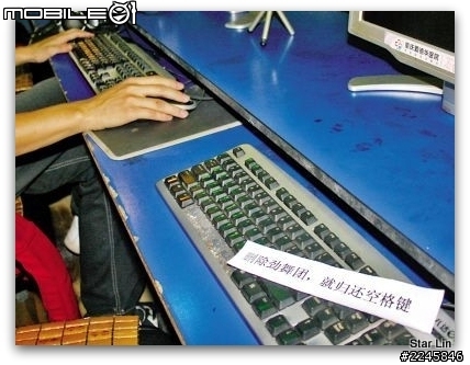 DIY 免螺絲角鋼 舒適 有鍵盤架的電腦桌 開箱