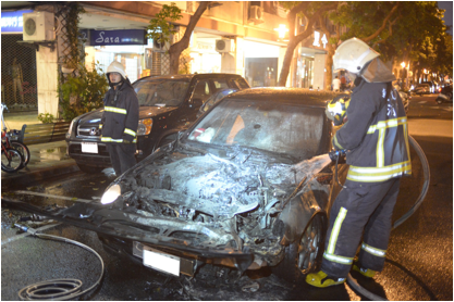 火燒賓士車在台灣 (更新相關新聞四個多月,已發生四次自燃火燒車了,2013/01/28、2013/1/5、2012/9/16、2012.8/11)