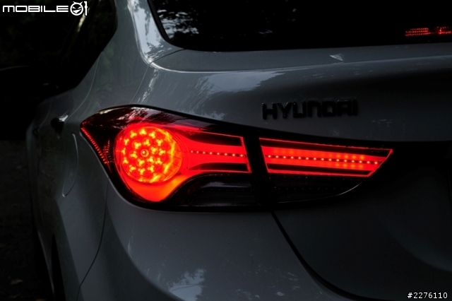 就是這個光 Elantra 獨特頭尾燈分享