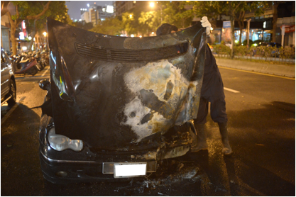 火燒賓士車在台灣 (更新相關新聞四個多月,已發生四次自燃火燒車了,2013/01/28、2013/1/5、2012/9/16、2012.8/11)