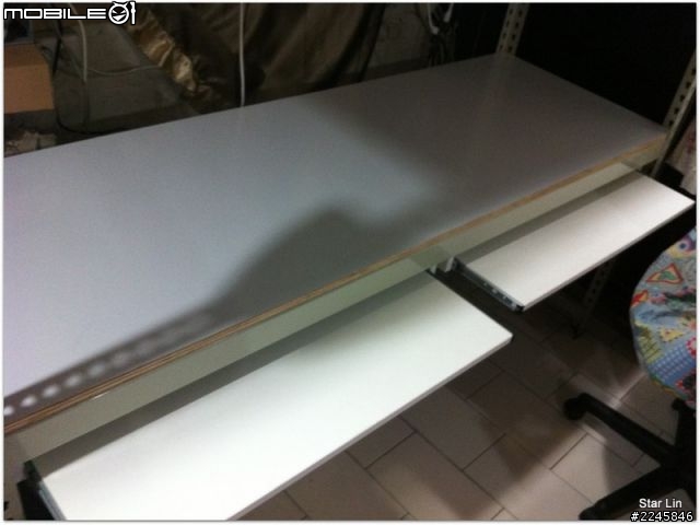 DIY 免螺絲角鋼 舒適 有鍵盤架的電腦桌 開箱