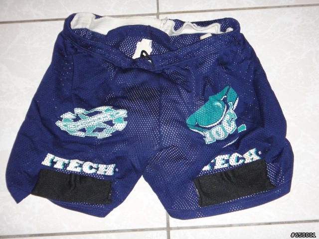 終於忍痛把Ice Hockey裝備丟了>"<