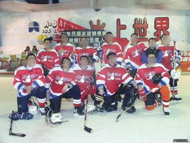 終於忍痛把Ice Hockey裝備丟了>"<