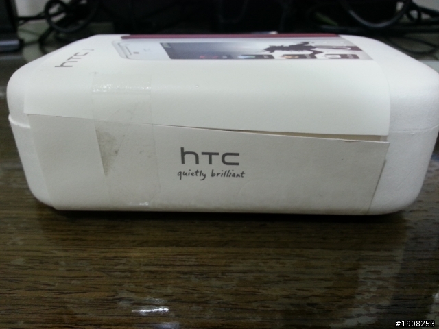 新買的HTC J 外包裝被店員割開...