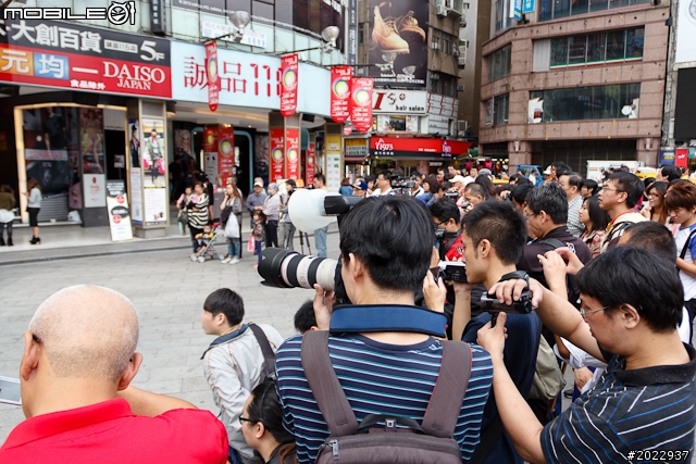 【採訪】伊林名模化身黃金鬥士西門町現場演出 《黃金傳說Online》宣傳活動
