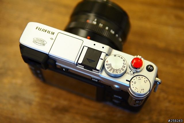 【西西分享】復古之帥---富士Fujifilm X-E1微型單眼