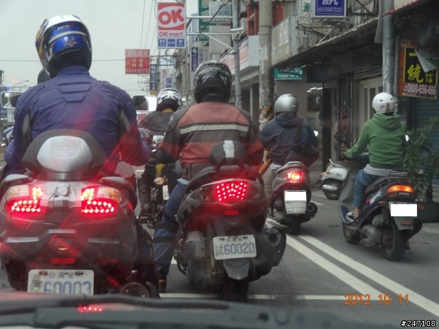 今日新竹高鐵站附近,6部機車掛試車牌..