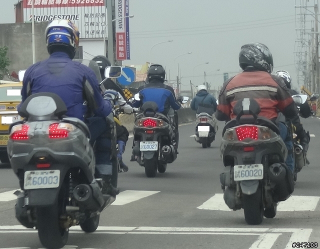 今日新竹高鐵站附近,6部機車掛試車牌..