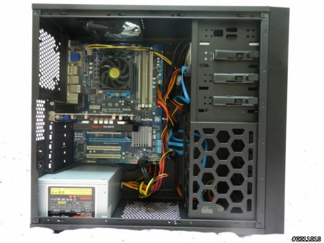 新電腦開箱-----美工電腦其實也很適合打高效能遊戲XD
