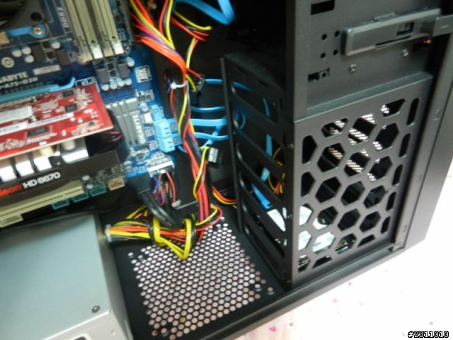新電腦開箱-----美工電腦其實也很適合打高效能遊戲XD