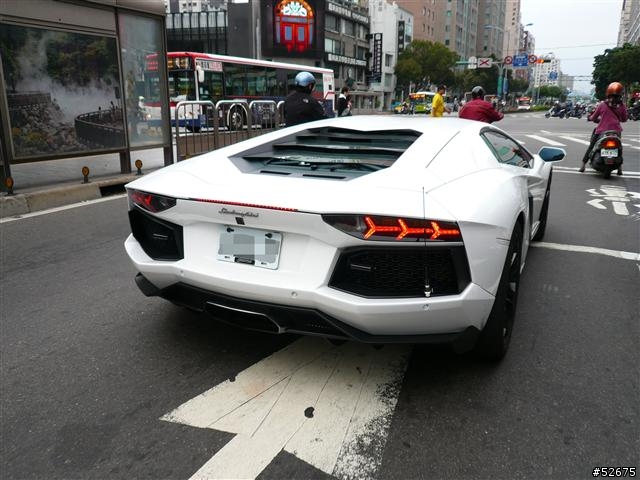 巧遇純白Lamborghini LP700-4 + 更猛的 Koenigsegg CCR