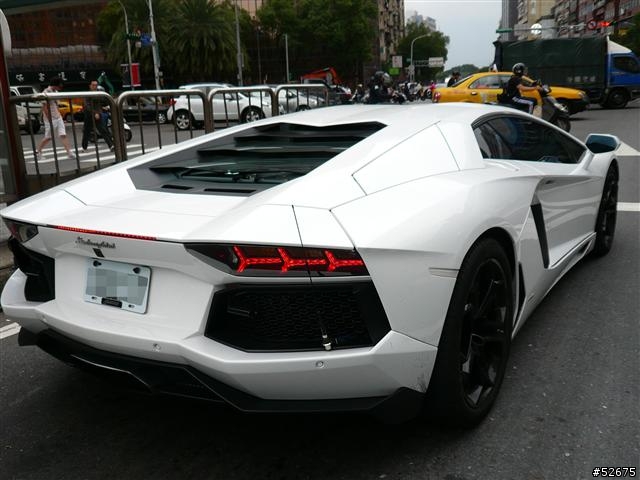 巧遇純白Lamborghini LP700-4 + 更猛的 Koenigsegg CCR