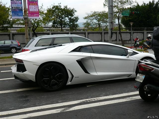 巧遇純白Lamborghini LP700-4 + 更猛的 Koenigsegg CCR