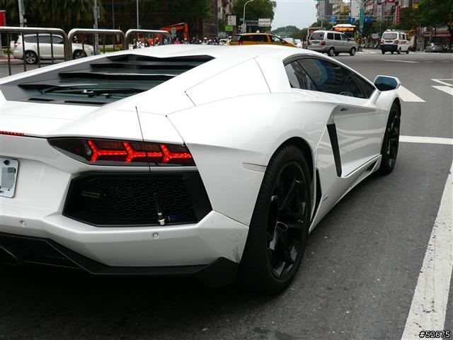 巧遇純白Lamborghini LP700-4 + 更猛的 Koenigsegg CCR